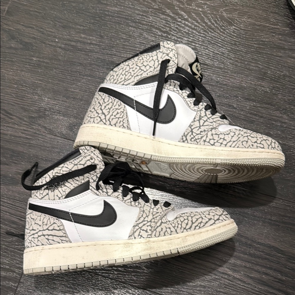 Nike Women's Black and White Sneakers
